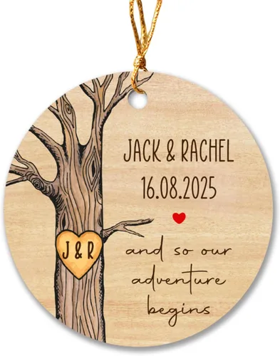 Adorno personalizado de primera Navidad casado 2025, estilo de madera, nombres personalizados y fecha Mr & Mrs Adventuring Christmas Tree Ornament