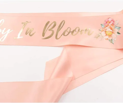 HAPPYLAND Baby in Bloom - Faja de melocotón y ramillete de muñeca – Decoración floral de baby shower para mamá – Elegante accesorio de maternidad