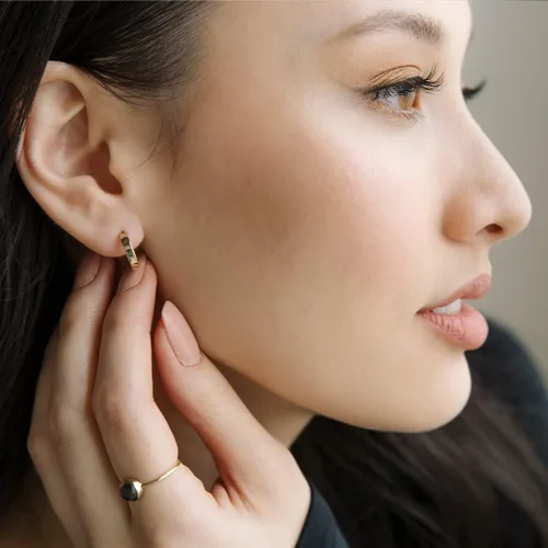 Miniatura 5 de HONEYCAT Huggie Hoops Pendientes en oro, oro rosa o plata Joyería minimalista y delicada