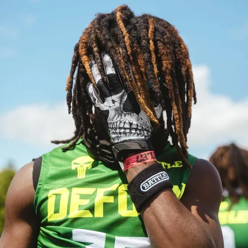 Miniatura 5 de Battle Sports Skullface - Guantes de fútbol americano con capa de extraterrestre rosa para receptor abierto, ultraadherentes y con agarre