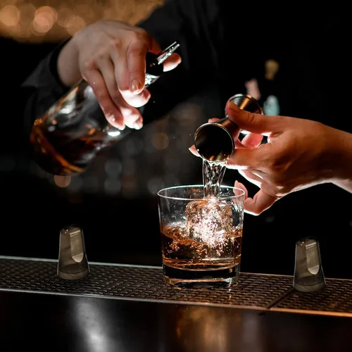Miniatura 5 de Chengu 24 fundas para botellas de licor, cubiertas de boquilla para botellas, dispensador universal de vertido, tapas de boquilla de goma de Negro