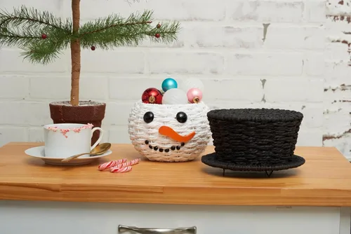 Miniatura 3 de C&F Home Muñeco de nieve tejido a mano de Navidad Candy Container