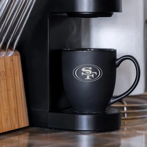 Miniatura 3 de Rico Industries Taza Bistro Mate Negra de Fútbol Americano NFL de 15 onzas - Para Bebidas Calientes o Frías - Logotipo del Equipo Grabado para una
