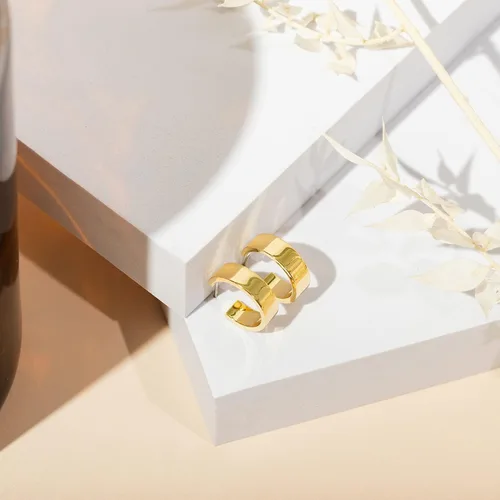 Miniatura 4 de PAVOI Aretes de aro abiertos chapados en oro de 14 quilates con borde cuadrado fino para mujer Aros abiertos ligeros y modernos