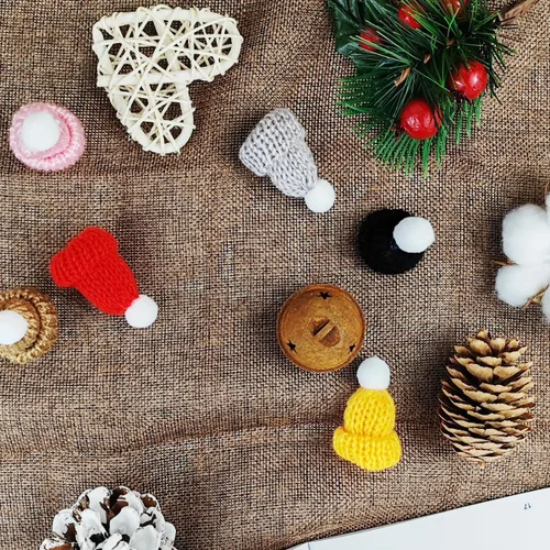 Miniatura 4 de TIHOOD 99 PIEZAS Mini Sombreros de Punto de Navidad Mini Sombreros de Muñeca de Punto Mini Sombrero de Lana para Adornos de Navidad Arte