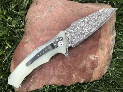 Miniatura 3 de TACTICAL GEARZ Cuchillo de bolsillo de acero de Damasco, hoja de acero de Damasco de 67 capas múltiples y núcleo VG10, mango G10, incluye funda