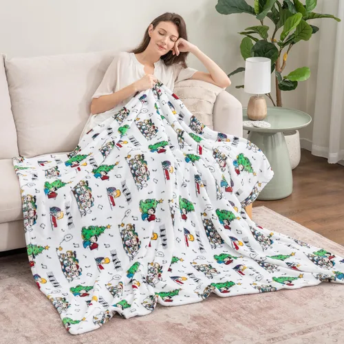 Miniatura 2 de Berkshire Blanket Peanuts® VelvetLoft® - Manta de felpa de Snoopy con lindo personaje, Gang Oh Christmas Tree White (60 x 70 pulgadas)