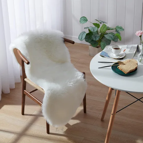 Miniatura 29 de Alfombra de piel sintética para sofá, silla, alfombra pequeña beige para dormitorio, 2 x 3 pies, alfombras peludas para habitación de los niños