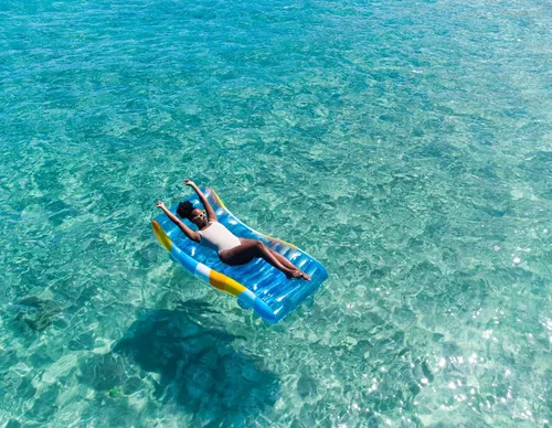 Miniatura 6 de PoolCandy Tumbona flotante Good Vibes. El último flotador inflable 2 en 1 lujoso y duradero; es una silla lounge en tierra o en agua.