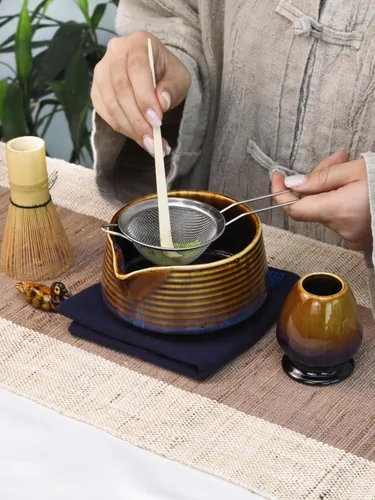 Miniatura 4 de Artcome Juego de té Matcha – Kit japonés Matcha con batidor de bambú, cuenco de boquilla para vertido, cuchara, tamiz, soporte y manual – brillos
