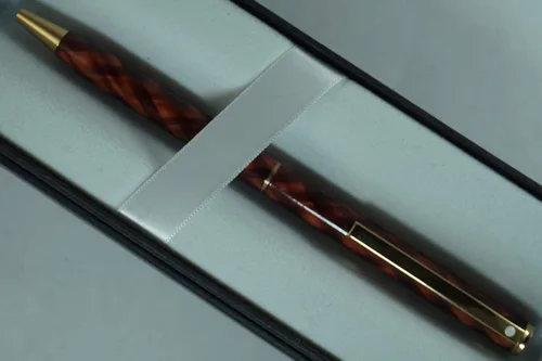 Miniatura 3 de Sheaffer Rare Made in the USA Signature Slim Classic Fashion entrecruzada Tartán a cuadros de madera roja Barril y tapa, y bolígrafo chapado en oro.