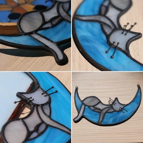 Miniatura 3 de BOXCASA Atrapasoles de Vidrio Emplomado Hecho a Mano de Gato Gris en Luna - Colgante Decorativo para Ventana para Amantes de los Gatos, Día