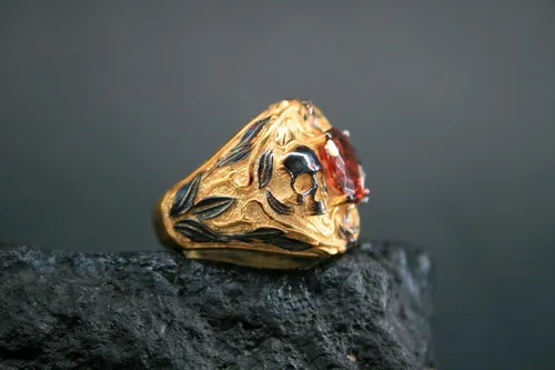 Miniatura 6 de Gilded Skull Ring with Red Zircon Stone - Unique 925 Silver Craftsmanship