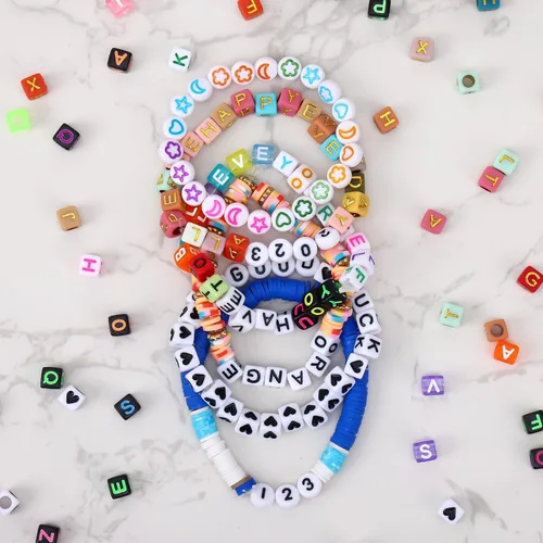 Miniatura 4 de QUEFE 2000 cuentas de letras en forma de cubo para pulseras, cuentas de números del alfabeto de 9 colores con 1 rollo de cuerda elástica