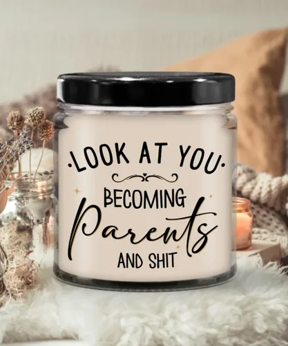 Vela con texto en inglés «Look at You Becoming Parents» Ideas para baby shower para mamá y papá por primera vez que esperan madre y padre, recuerdo