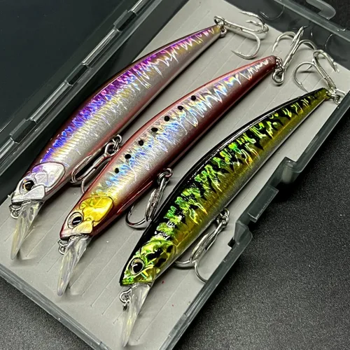 Miniatura 3 de Juego de 3 señuelos de pesca iridiscentes de pececillos – cebos de baño de 5 pulgadas, fundición ultra larga, plástico de alto índice, multicolor