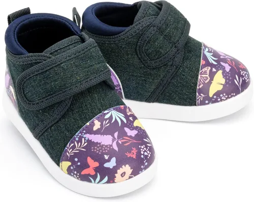 ikiki Zapatillas deportivas para niños pequeños y niños pequeños. Tenis de ajuste espacioso. Nota no chirriantes, puntera y talón de cuero vegano