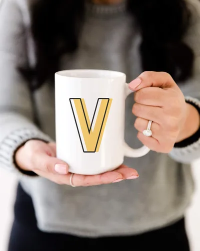 Miniatura 2 de The Cotton & Canvas Co. Candy Pop - Taza de café personalizada con monograma inicial con letra V, de porcelana, cerámica, para ella, para él