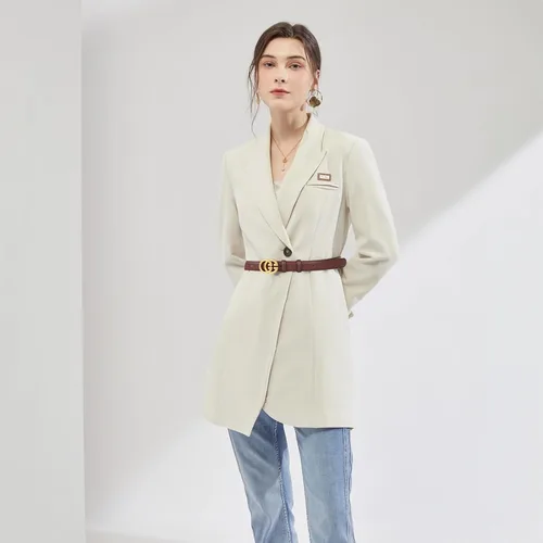 Miniatura 409 de Cinturón de cuero clásico con hebilla de metal para mujer con vestido de jeans