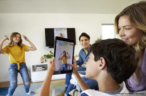 Miniatura 2 de Mattel Games Pictionary Air Kids Vs. Grown-Ups Juego familiar para la noche de juegos con bolígrafo de luz y tarjetas de pistas, se conecta a