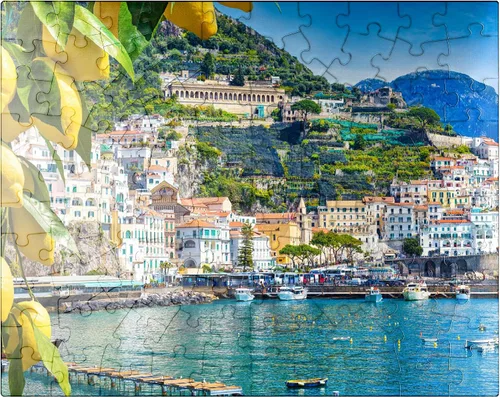 MyPuzzle Vista panorámica del hermoso Amalfi en colinas que conducen a la costa, Campania, Italia - Rompecabezas de 100 piezas premium para adultos