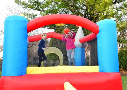Miniatura 5 de Castillo de casa saltarina inflable Bounceland con aro de baloncesto, brincador inflable, tobogán divertido, entrada segura, soplador fuerte