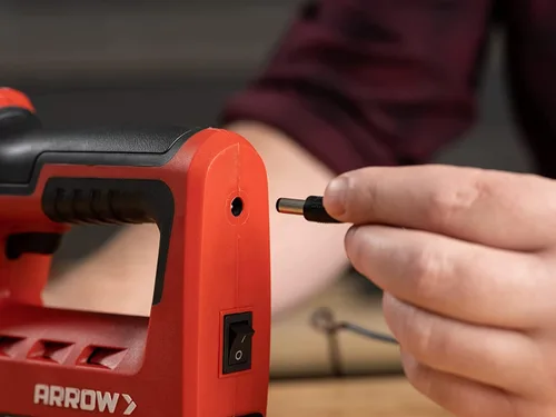 Miniatura 9 de Arrow ET501C - Pistola profesional inalámbrica 5 en 1 para grapas y clavos, grapadora de alambre y clavadora de clavos a batería para tapicería