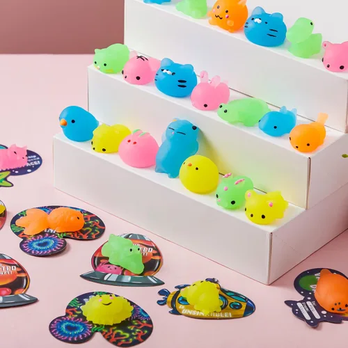 Miniatura 7 de JOYIN Paquete de 28 tarjetas de regalo para el día de San Valentín con mochis, juguetes esponjosos Mochi que brillan en la oscuridad, juguetes