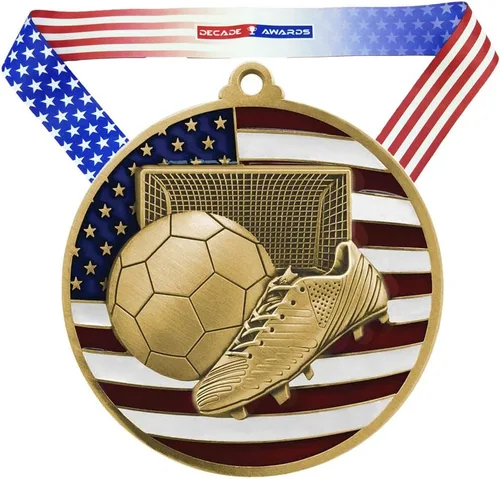 Decade Awards Medalla patriótica grabada de fútbol – Medallón de fútbol de 2.75 pulgadas de ancho con estrellas y rayas de la bandera estadounidense