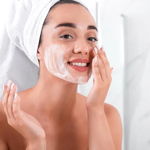 Miniatura 6 de Amazon Basics Limpiador facial espumoso con ceramidas y ácido hialurónico, suave lavado facial diario, no comedogénico, sin fragancia, 12 onzas