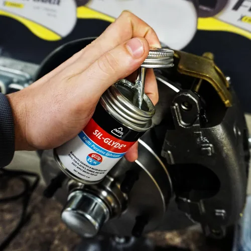 Miniatura 6 de AGS Automotive Solutions SIL-Glyde Lata con brocha superior multipropósito todo clima compuesto lubricante para todas las superficies, lata
