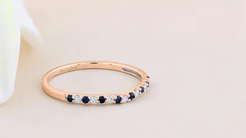 Miniatura 30 de Dazzlingrock Collection Alianza de boda redonda alternativa de zafiro azul y diamante blanco para mujer (0.10 qtw, color I-J, claridad I1-I3) en oro