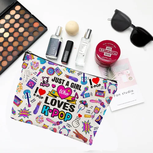 Miniatura 4 de QualityLife Bolsa de maquillaje K-Pop de la película musical de K-Pop Just A Gi-rl Who Loves K-Pop Regalo para fanáticos de la música, regalo