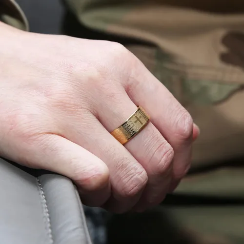 Miniatura 7 de Scddboy Anillo de boda pulido con versículo bíblico de 0.315in para hombre de acero inoxidable