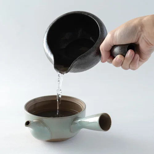Miniatura 3 de KIMIKURA Hecho en Japón -Cuenco Matcha con boquilla y mango/Enfriador de agua Yuzamashi para té verde -Color gris oscuro Té japonés