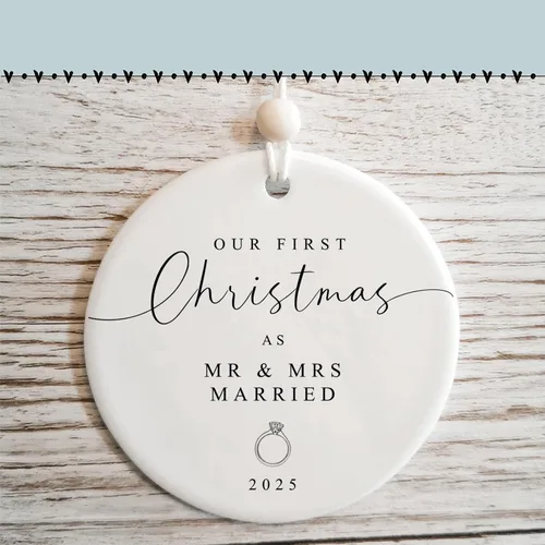 Miniatura 7 de Adorno de Navidad con texto en inglés "Our First Christmas Just Married", regalo de boda único para recién casados, adorno de Navidad de Mr & Mrs