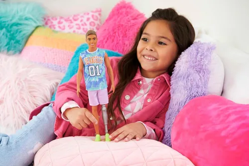 Miniatura 2 de Barbie Fashionistas Muñeco Ken #212 con pierna protésica usando jersey removible de Los Ángeles, pantalones cortos morados y zapatillas deportivas