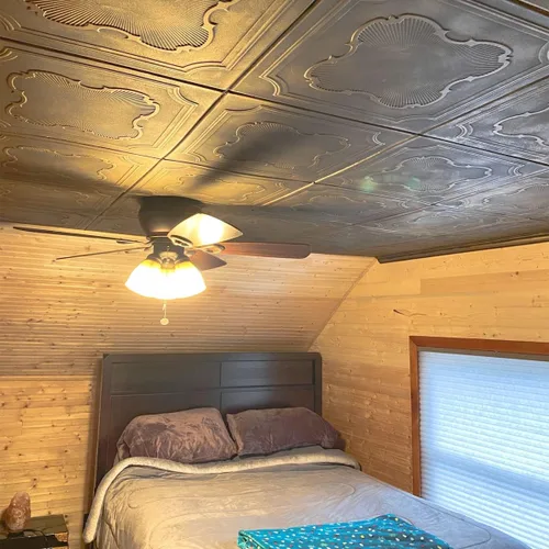 Miniatura 4 de À LA MAISON CEILINGS R74 Coronado - Azulejo de techo de espuma (128 pies cuadrados/caja), paquete de 48 unidades, color blanco liso Latón antiguo