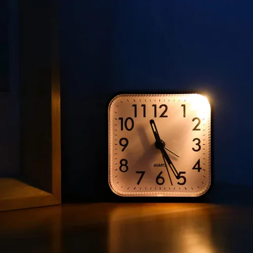 Miniatura 3 de Reloj despertador analógico, reloj de mesa sin tictac con manecilla luminosa y pantalla grande, reloj despertador silencioso con batería con función