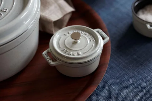 Miniatura 7 de Staub Mini cocotte redondo de hierro fundido .25 cuartos de galón - Trufa blanca, fabricado en Francia blanco (White Truffle)