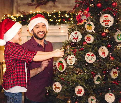 Miniatura 2 de Artmag Rebanadas de madera natural, 40 piezas de 2 a 2.4 pulgadas, sin terminar, manualidades preperforadas con agujero, círculos redondos de madera