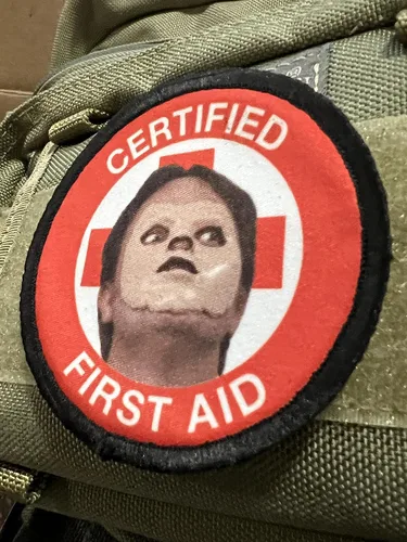 Miniatura 2 de Parche divertido de primeros auxilios certificado por Dwight Schrute fabricado en los Estados Unidos