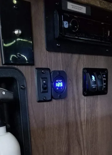 Miniatura 6 de ZYTC Voltímetro de pantalla LED digital universal Medidor de voltaje impermeable para DC 12V-24V Coche Motocicleta Auto Camión (azul)