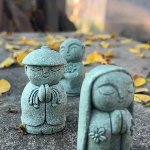 Miniatura 2 de livelyfish Estatua de monje rezante de Bosatsu de Bosatsu japonés de Buda Bosatsu Feng Shui, piedra arenisca feliz/sonriente en miniatura, adorno