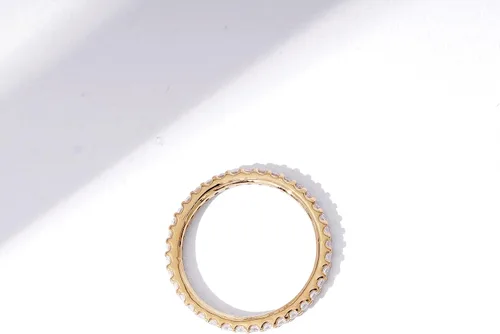 Miniatura 32 de Amazon Essentials Anillo de plata de ley chapada en platino o oro con circonita cúbica redonda de elementos infinitos