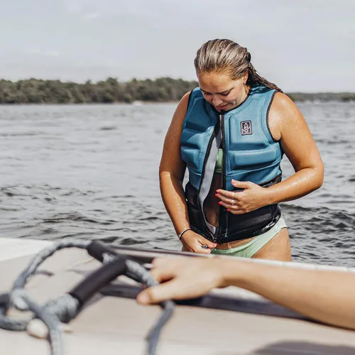 Miniatura 6 de SWELL Wakesurf Chaleco de neopreno para mujer diseñado exclusivamente para wakesurf, ¡pero ideal para todas las demás actividades acuáticas! Azur