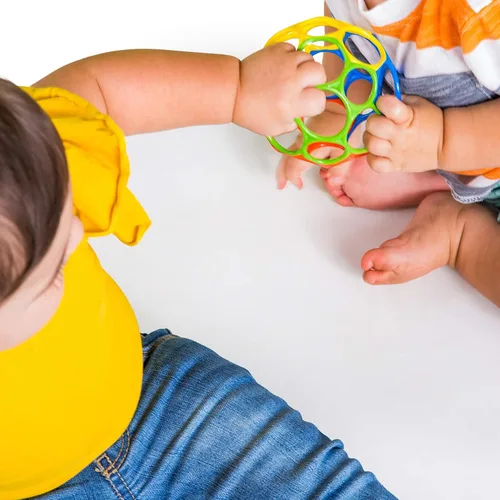 Miniatura 2 de Bright Starts Oball Easy Grasp - Pelota clásica sin BPA, juguete infantil en rojo, amarillo, verde, azul, edad recién nacido y más, 4 pulgadas