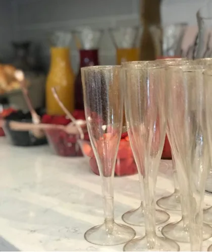 Miniatura 7 de Paquete de 90 copas de champán de plástico desechables de 6.5 onzas con purpurina dorada, resistentes a los golpes, vasos de mimosa para bodas