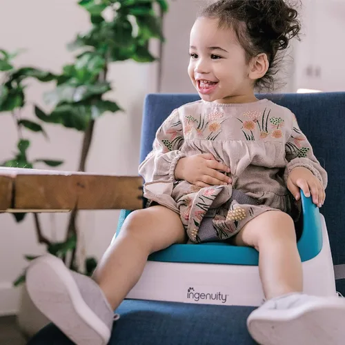 Miniatura 4 de Asiento elevador SmartClean Toddler Booster de Ingenuity para mesa de comedor con correas de arnés de 3 puntos, azul pavo real