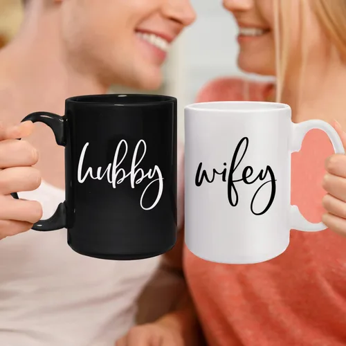 Miniatura 6 de Canopy Street Wifey And Hubby - Juego de tazas a juego con dos tazas de cerámica grandes de 15 onzas de color blanco y negro, divertido juego